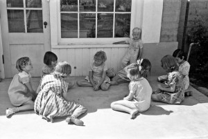 Russell Lee - Little girls playing jacks at the Casa Grande Valley Farms, Pinal County, Arizona, 1940