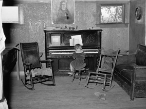 Russell Lee - Living room in farm home of John Frost, part owner of 135 acres of semi-marginal land in Tehama County, California, 1940
