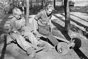 Russell Lee - Migrant keymaker's children with homemade scooters, Jefferson, Texas, 1939