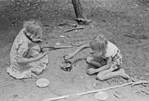 Russell Lee - The Whinery children playing. Pie Town, New Mexico, 1940